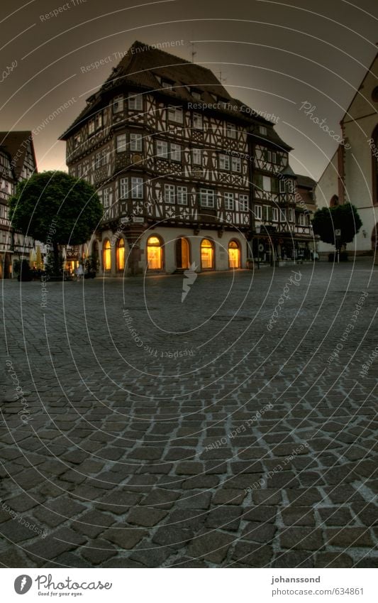 Mosbacher Altstadt kaufen Tourismus Sightseeing Städtereise Deutschland Kleinstadt Stadtzentrum Haus Marktplatz Fachwerkhaus Pflastersteine Stein alt bedrohlich