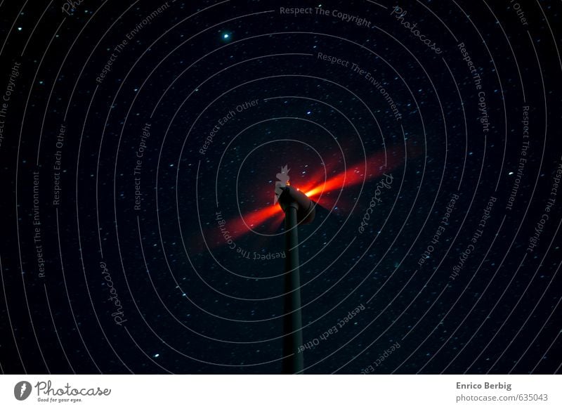 Windrad und Sterne Umwelt Natur Landschaft Energie Erneuerbare Energie Farbfoto mehrfarbig Außenaufnahme Menschenleer Nacht Langzeitbelichtung Low Key