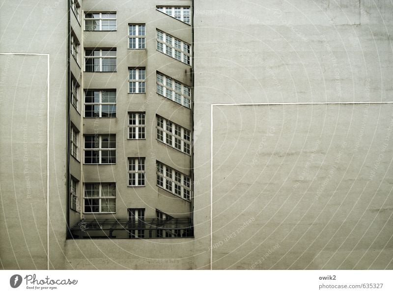 Nischendasein Häusliches Leben Wohnung Haus Mauer Wand Fassade Fenster groß Stadt Farbfoto Gedeckte Farben Außenaufnahme Detailaufnahme Menschenleer