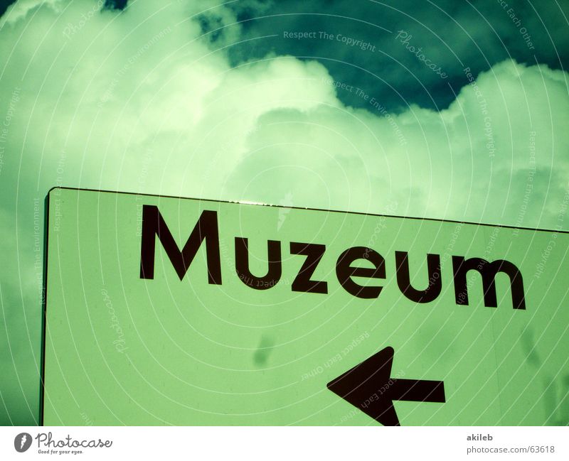 Museum Information Richtung Wolken links rot Himmel Schilder & Markierungen Pfeil Wege & Pfade clouds sky