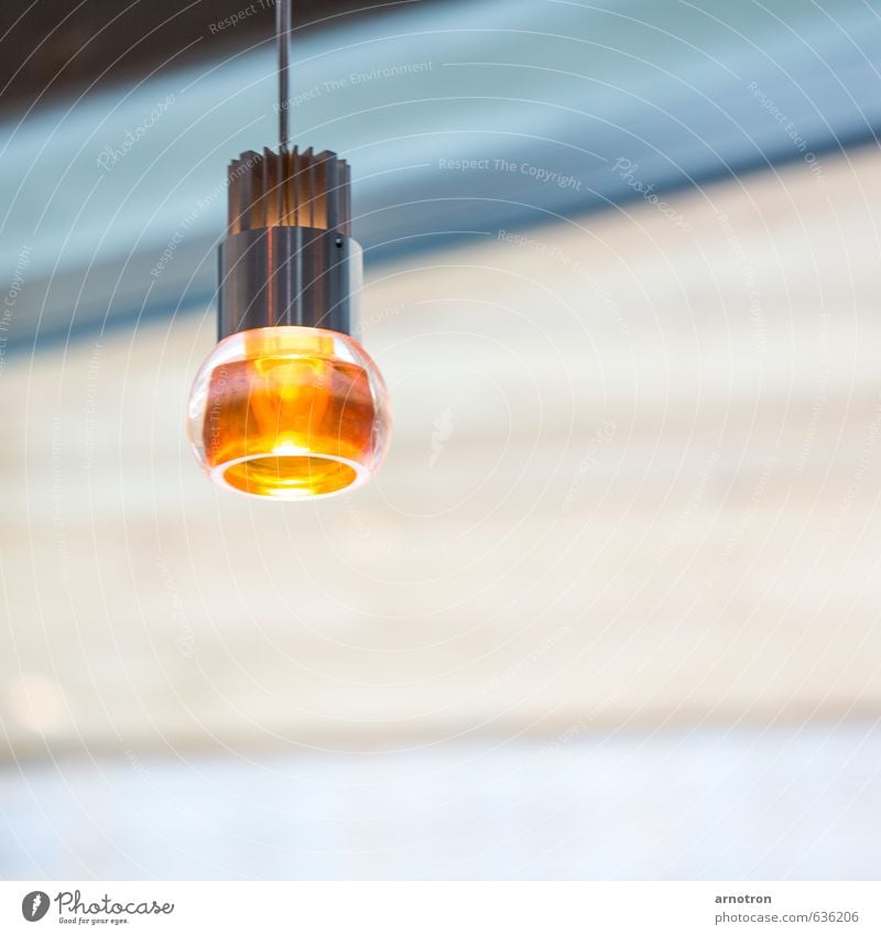 Bernsteinlicht - IGS 2013 Haus Lampe Menschenleer Gebäude Metall Gold hängen leuchten gelb orange türkis Glühbirne Farbfoto mehrfarbig Innenaufnahme Experiment