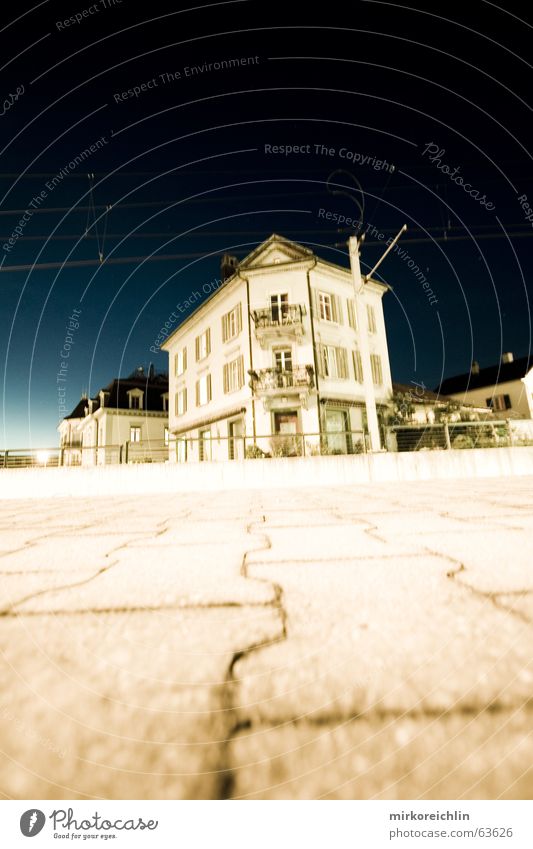 Geisterhaus Licht Belichtung lang Langzeitbelichtung Haus Nacht Wolken Gleise Eisenbahn dunkel unheimlich Mond Amerika moon clouds bigway Bahnhof gespänstig