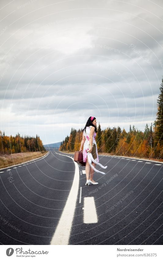 Ich bin dann mal weg.... Lifestyle Stil Ferien & Urlaub & Reisen Ausflug Mensch feminin Frau Erwachsene 1 Natur Landschaft Herbst Straße Wege & Pfade Mode Kleid