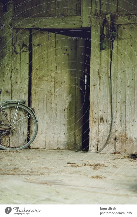 I'm fucking old.... Scheune alt schädlich Heimat heimatlich Tradition Bauwerk Arbeit & Erwerbstätigkeit Eingang Tür Griff Staub Müll Fahrrad Licht rot vergessen