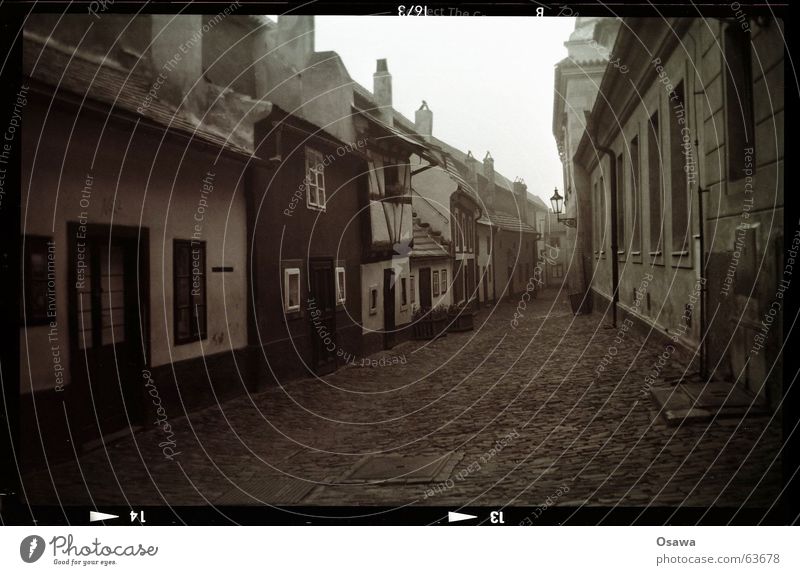 Hradschin 4:20 am Goldenes Gässchen Prag Gasse Haus Stadt Stadtteil Straßenbelag Stadtzentrum Dorf Verkehrswege Wahrzeichen Denkmal historisch franz kafka