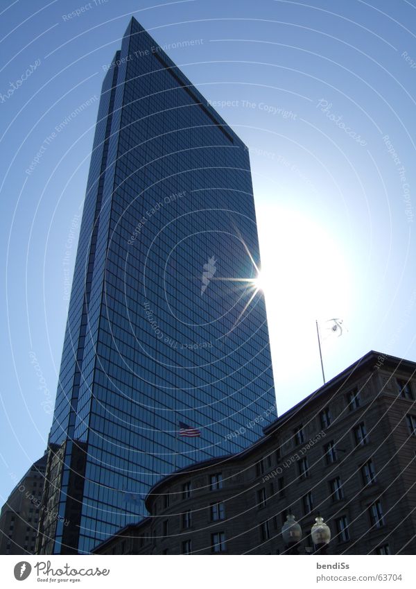 John Hancock Tower Hochhaus Morgen Spiegel Glasfassade High-Tech Sonnenstrahlen brechen Boston Neuengland Massachusetts Blauer Himmel Ostküste Licht USA blau