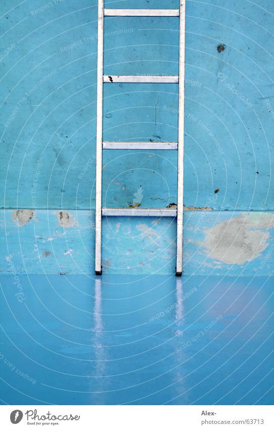 Karriereleiter Beruf aufsteigen Aluminium Stahl Schwimmbad stehen Ecke nass feucht Glätte Erfolg Abstieg Klettern Treppe hoch aufwärts oben Leiter blau liegen