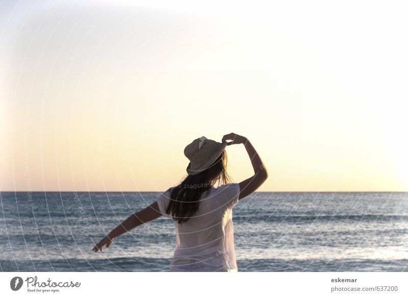 in the summertime .... Lifestyle Freude Glück Sommerurlaub Strand Mensch feminin Junge Frau Jugendliche Erwachsene 1 18-30 Jahre Natur Landschaft Wasser Himmel