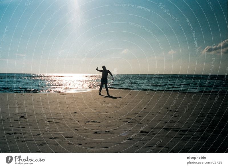 Prost Sonne Mann Strand Mensch Meer Einsamkeit Ferien & Urlaub & Reisen Physik Sommer gelb Himmel Wolken Bier Dose St. Peter-Ording Sonnenuntergang spät sun sea