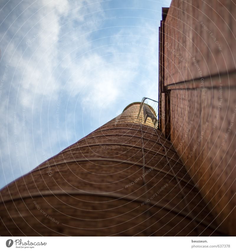 blick nach oben. Leiter Himmel Wolken Schönes Wetter Industrieanlage Fabrik Ruine Bauwerk Gebäude Mauer Wand Fassade Stein Metall alt eckig Unendlichkeit rund