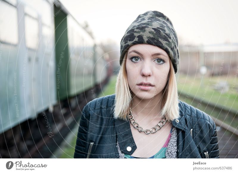 #637486 Lifestyle Ausflug Abenteuer Frau Erwachsene 1 Mensch Himmel Verkehr Personenverkehr Öffentlicher Personennahverkehr Bahnfahren Bahnhof Bahnsteig Gleise