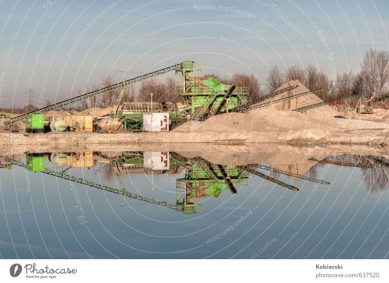 kleines Kieswerk Baustelle Business Unternehmen Baumaschine Förderband Sand Industrieanlage Architektur Stein Wasser Freundlichkeit blau braun Verlässlichkeit