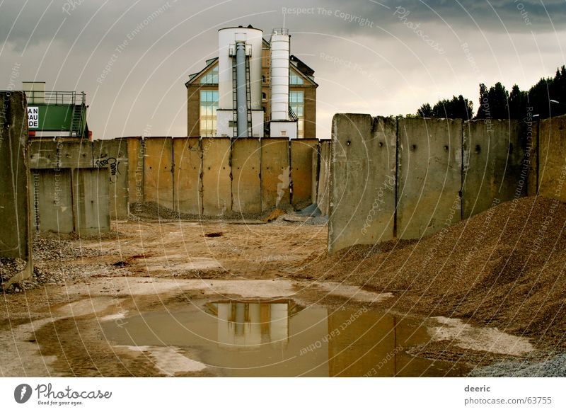 Spreespeicher Gebäude Reflexion & Spiegelung Beton Gelände trüb leer Wand Silo grau dunkel Friedrichshain Berlin Industriefotografie Sand Wasser Traurigkeit