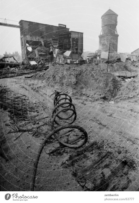 Das Alte muss weg Gasometer Demontage Kabel Ruine Sanieren Industriedenkmal Denkmalschutz Prenzlauer Berg gepanzert panzerketten Industriefotografie DDR Berlin