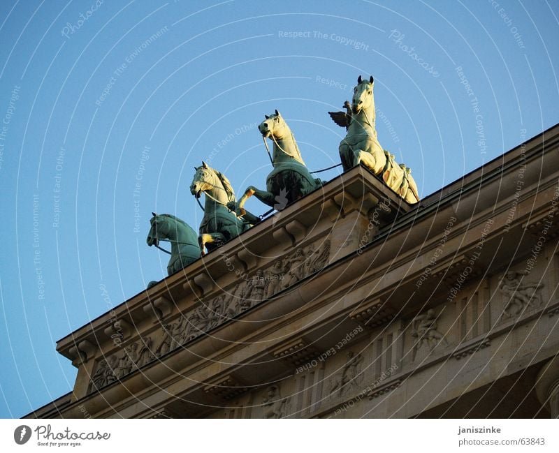 quattro Brandenburger Tor Osten Pferd Gebäude Ornament Denkmal Grenze Ossis Wessis Grenzübergang Wahrzeichen Berlin ost-west Weste Himmel blau Stein