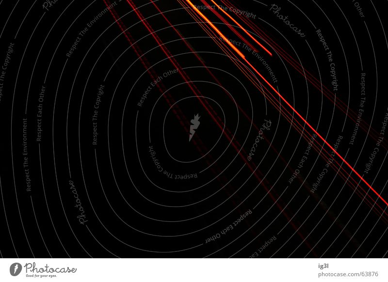 zu langsam Nacht dunkel Streifen Licht schwarz rot glühen Beleuchtung Rücklicht Autobahn Fahrbahn Spuren parallel diagonal dünn schmal Hintergrundbild