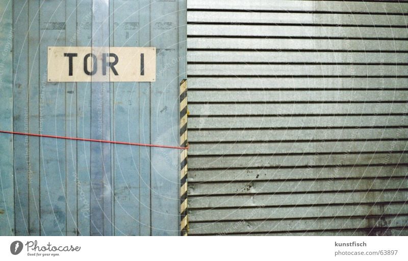 Tor zum Himmel? Einfahrt Wand Furche vertikal Beule Kratzer Aufschrift Hinweisschild weiß Buchstaben Rechteck Nagel passend rot befestigen Streifen Sicherheit