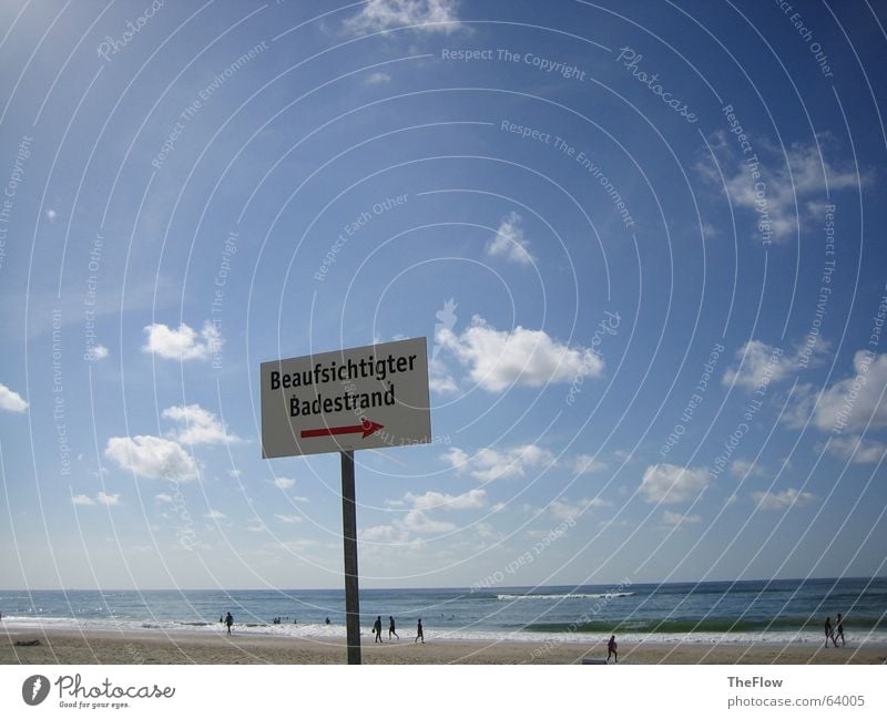 Beaufsichtigter Badestrand Wolken Strand überwachen Badestelle Meer Sommer See rot Einsamkeit Zusammensein Kumulus Spielen beaufsichtigung Schwimmen & Baden