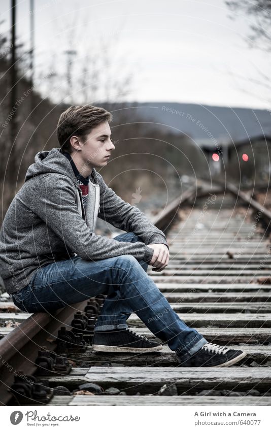 die Ruhe weg Mensch maskulin Junge Junger Mann Jugendliche Körper 1 13-18 Jahre Kind Schienenverkehr Eisenbahn Bahnhof Gleise Jeanshose warten Coolness trendy