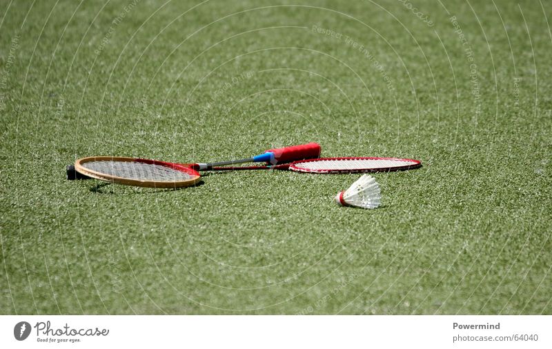 HaveABreak Badminton Platz Pause Freizeit & Hobby Sport Sportrasen Rasen Objektfotografie liegen 2 paarweise Textfreiraum oben Textfreiraum unten Außenaufnahme