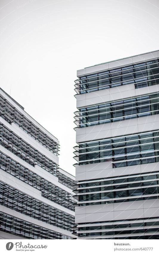 fassade. Energiewirtschaft Sonnenenergie Himmel Stadt Hochhaus Bankgebäude Industrieanlage Bauwerk Gebäude Architektur Mauer Wand Fassade Dach Glas Metall Linie