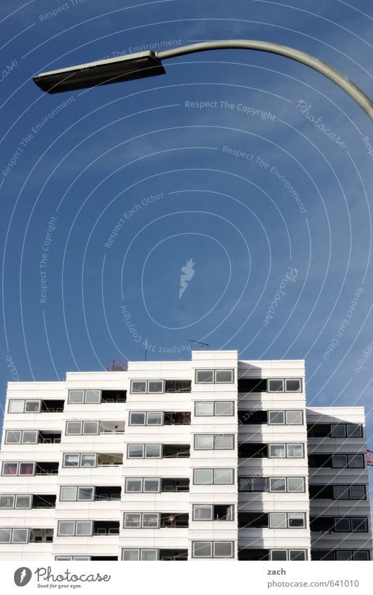 beleuchtet Häusliches Leben Wohnung Himmel Berlin Stadt Hauptstadt bevölkert überbevölkert Nachbar Laterne Straßenbeleuchtung Lampe Licht Haus Hochhaus Gebäude