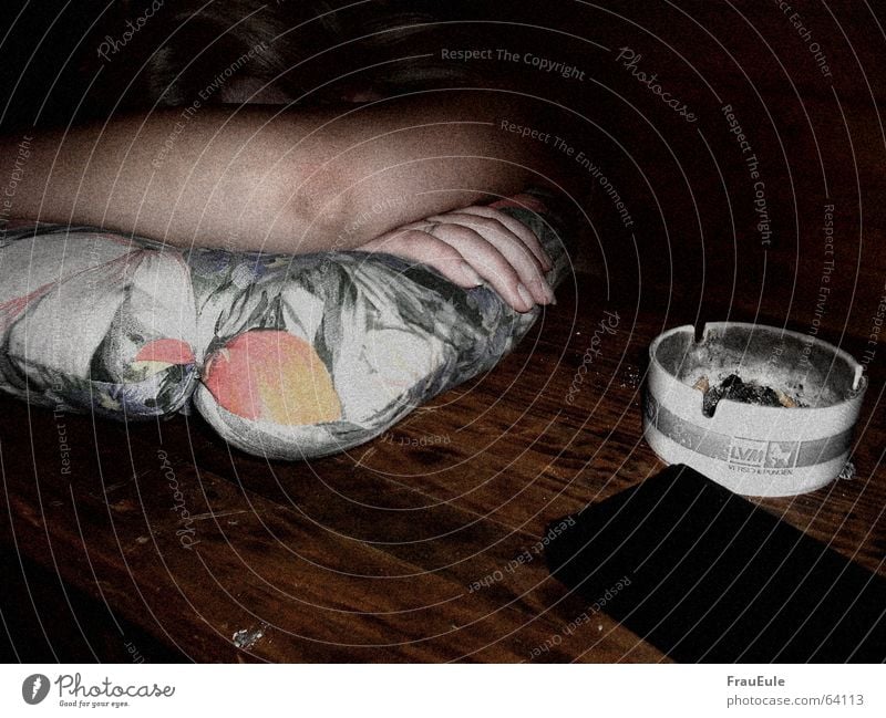 tröster der trostlos macht Farbfoto Innenaufnahme Blitzlichtaufnahme Alkohol Bier Rauschmittel Tisch Feste & Feiern Jugendliche Holz liegen schlafen kaputt