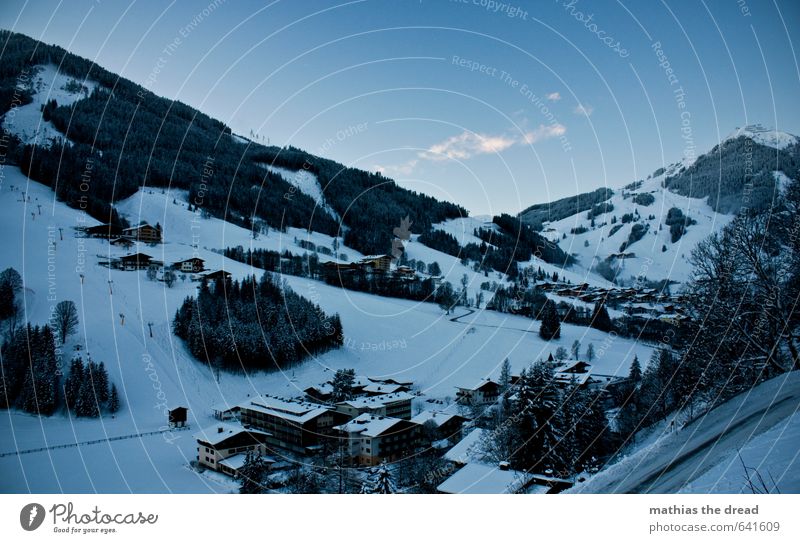 DER BERG V Umwelt Natur Landschaft Himmel Wolken Winter Schönes Wetter Schnee Baum Wald Alpen Berge u. Gebirge Gipfel Dorf außergewöhnlich kalt Skigebiet