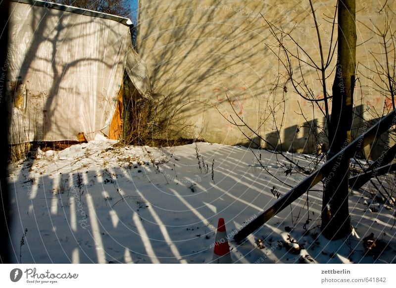 Potsdam Winter Ecke Nische Grundstück Brachland Hof Hinterhof Terrasse Innenhof Schatten Zaun Nachbar Bretterzaun Geländer Grenze Haus Wohnhaus Häusliches Leben