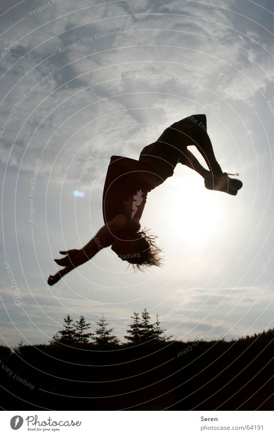 Die Sonne im Nacken Salto springen Rückwärtssalto Suizidalität Schweben Höhepunkt unsicher salti Freude Haare & Frisuren fliegen fallen Kopf gegnlicht