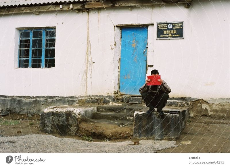 red book lesen rot Buch Fenster Tarnung erinnern gesichtslos verstecken Treppe blau Tür alt Russland warten waiting russian reading blue door window waiting for