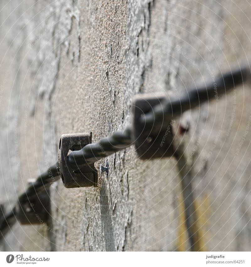 Energie! Elektrizität Wand Fassade Putz Befestigung fließen Licht schwarz Energiewirtschaft Kabel Farbe alt Feste & Feiern festhalten Schnur Linie Schatten