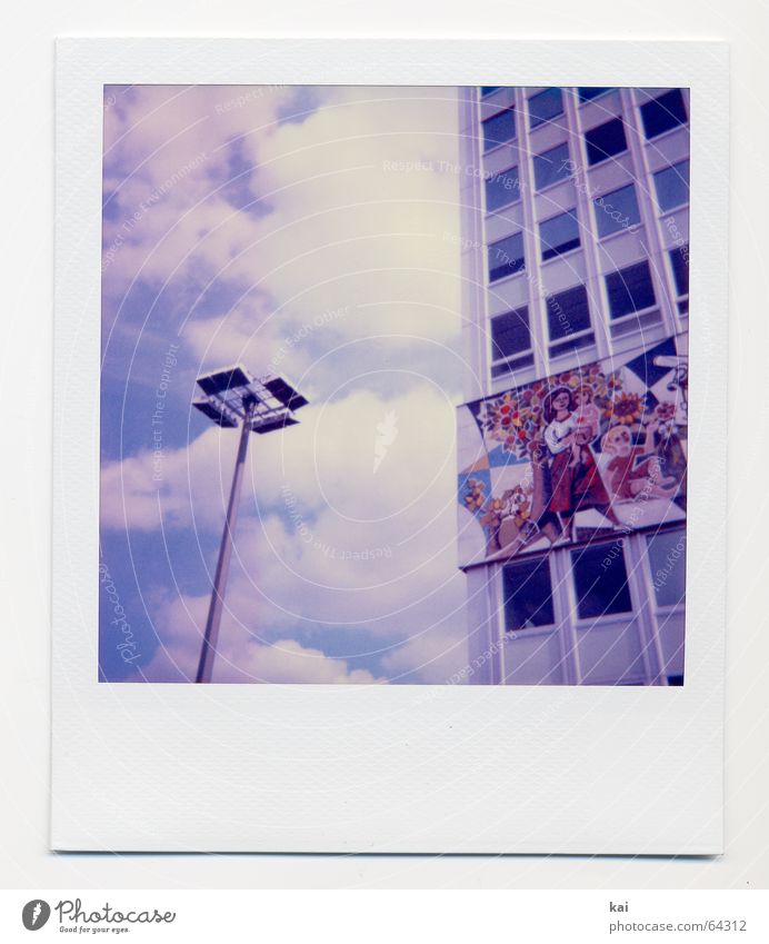 Berlin Alexanderplatz II Hochhaus retro Wolken Haus Nostalgie Vergangenheit haus des lehrer DDR Polaroid Hauptstadt Himmel Straßenbeleuchtung Laterne