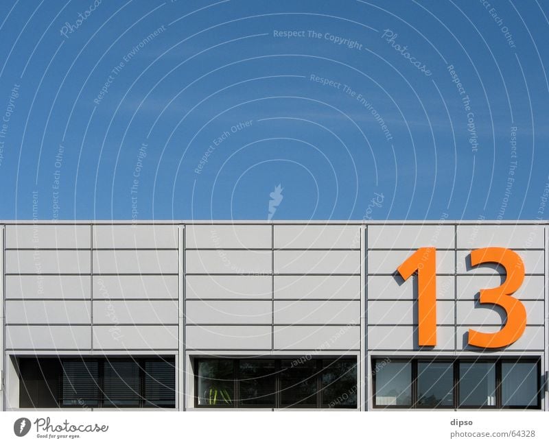 Dreizehn die 2. 13 Ziffern & Zahlen Fenster Arbeit & Erwerbstätigkeit Arbeitsplatz Sommer Symmetrie Freitag der 13. Lagerhalle Himmel blau orange Halle