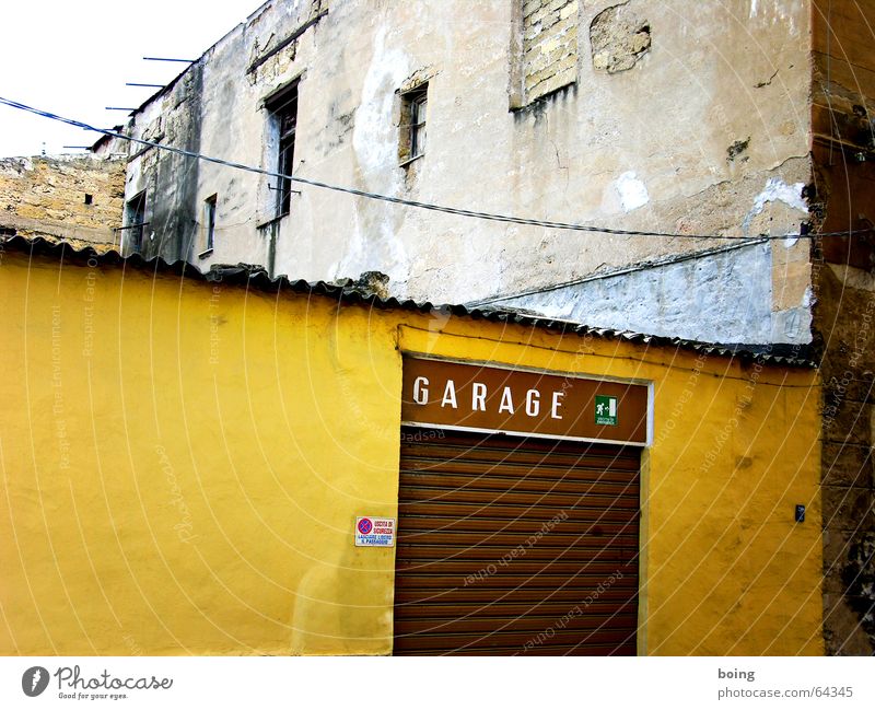 Silkes Einschulung 1983 Werkstatt Reparatur Hinterhof Tor Garage Sizilien Italien Süden Haus Ruine kaputt parken Parkplatz Handwerk verfallen Hinweisschild