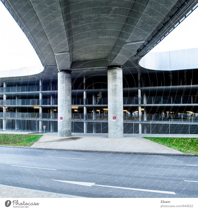 II Gras Wiese Stadt Parkhaus Bauwerk Gebäude Architektur Verkehr Verkehrswege Straße Wege & Pfade ästhetisch eckig elegant kalt modern Design Mittelpunkt