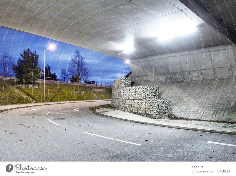 Ums Eck Baum Sträucher Stadt Menschenleer Brücke Bauwerk Architektur ästhetisch eckig einfach kalt modern trist Design Einsamkeit elegant Endzeitstimmung