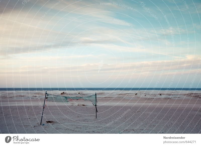 Winterpause..... Strand Meer Sport Ballsport Sand Wasser Himmel Wolken Klima Wetter Küste Nordsee dunkel kaputt trist Fernweh Einsamkeit Freiheit Horizont Zeit