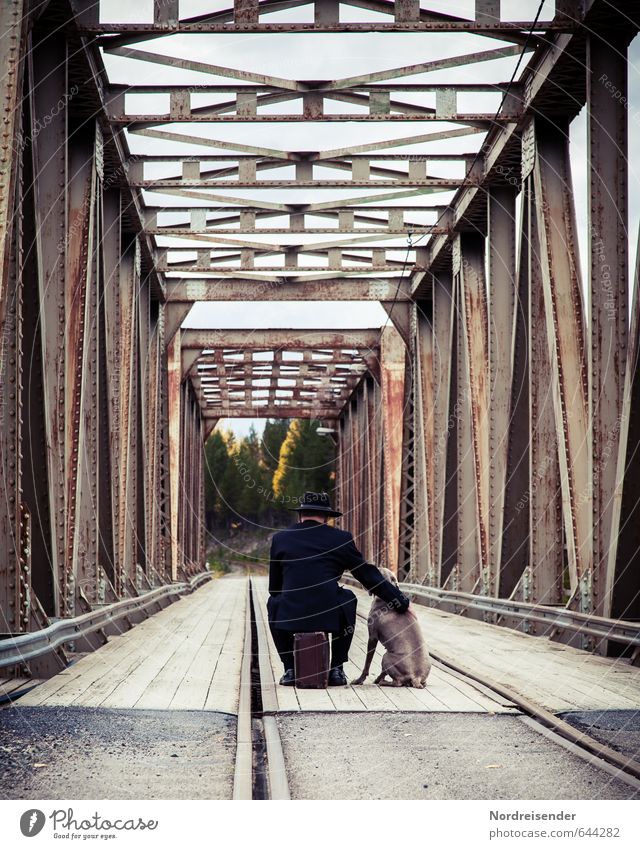 Warten.... Lifestyle Abenteuer Freiheit Ruhestand Mensch Mann Erwachsene Leben Brücke Bauwerk Architektur Straße Wege & Pfade Schienenverkehr Anzug Hut Hund