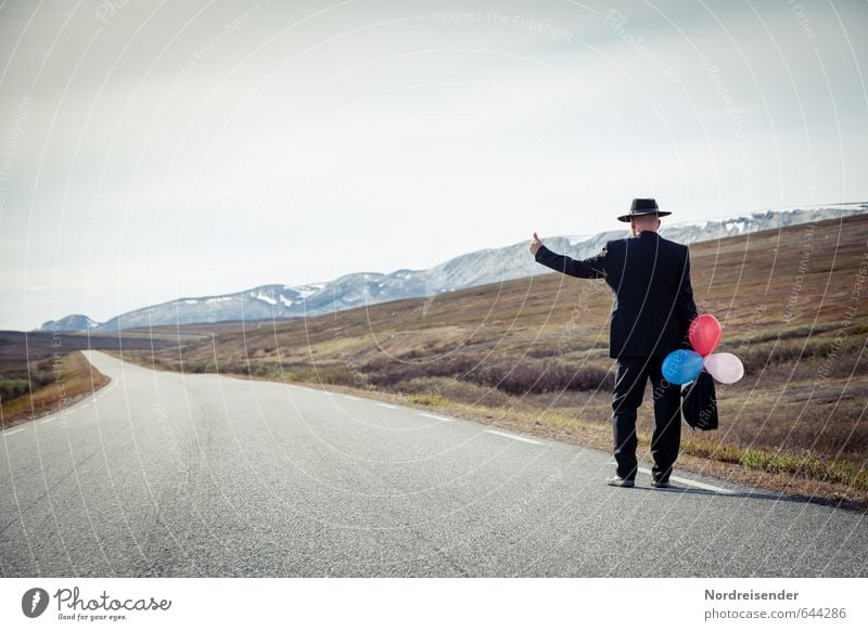 Landstreicher Abenteuer Ferne Freiheit Mensch maskulin Mann Erwachsene Männlicher Senior 1 Berge u. Gebirge Straße Wege & Pfade Anzug Koffer Hut Luftballon