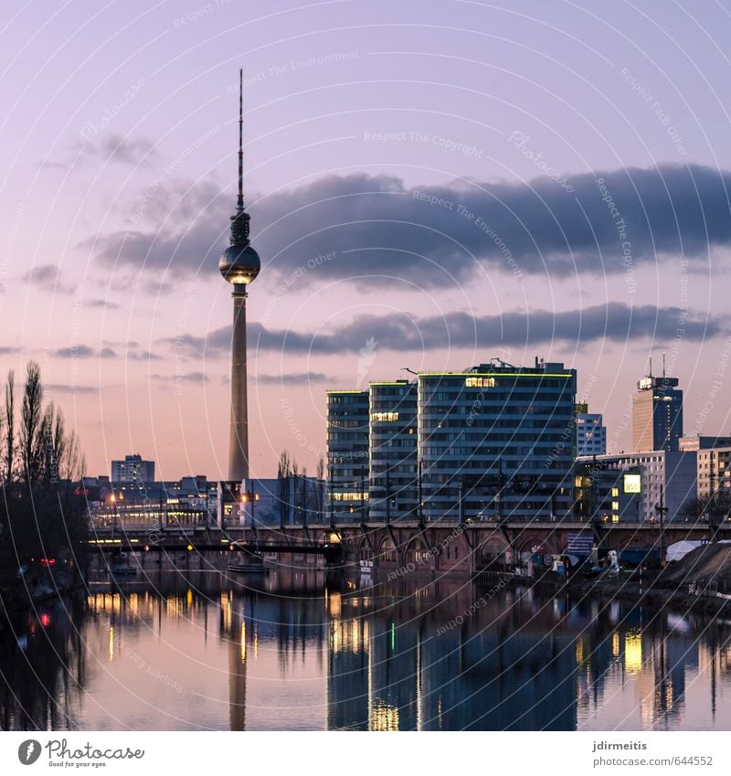 spreeblick Ferien & Urlaub & Reisen Tourismus Sightseeing Städtereise Himmel Fluss Hauptstadt Stadtzentrum Haus Bankgebäude Brücke Sehenswürdigkeit Wahrzeichen