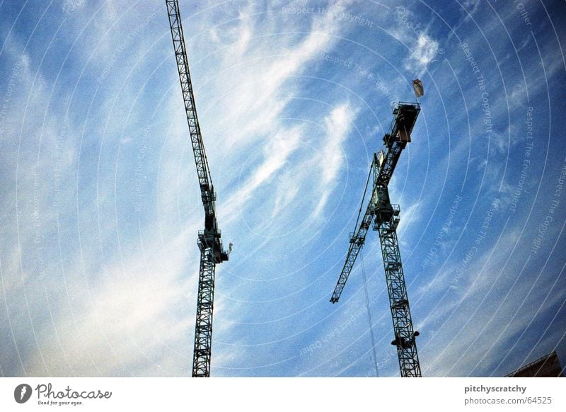 Wenn die Krähne ziehn Ferne beeindruckend Baustelle Wolken Gewicht Arbeit & Erwerbstätigkeit groß Froschperspektive Himmel hoch Berufsleben Sanieren