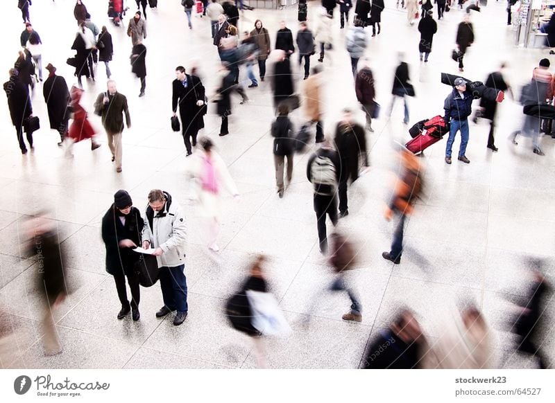 directionless Menschenmenge Information Stress Eile hilflos Zeit Station Bahnhof wegbeschreibung Bewegung Hilfsbereitschaft crowd movement helpless hectic time