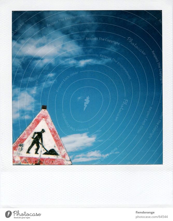 schwarzarbeit open air Baustelle Arbeit & Erwerbstätigkeit Wolken Haufen Schaufel Plage Freizeit & Hobby Himmel Schilder & Markierungen Respekt Polaroid