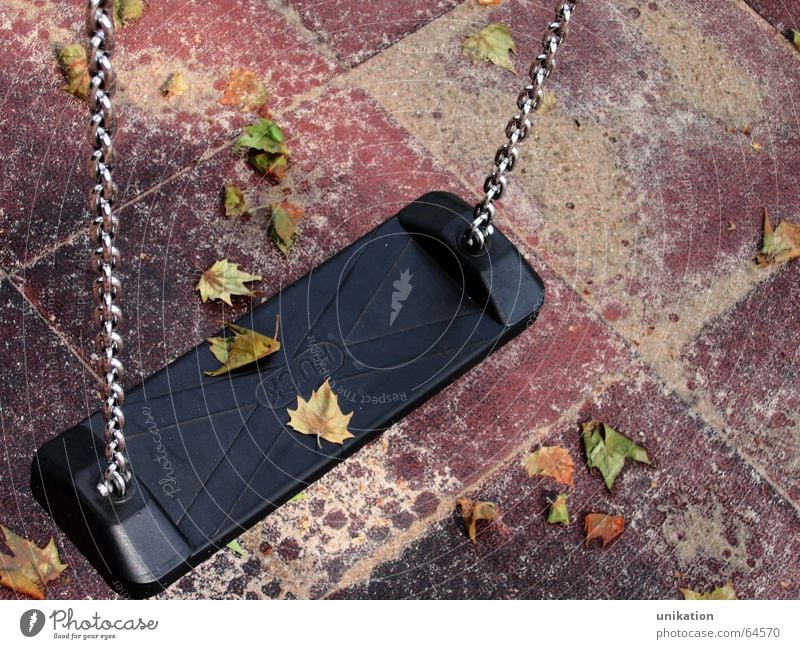 herbstlicher Spielplatz Schaukel Spielen Herbst Blatt Stimmung leer Romantik Einsamkeit