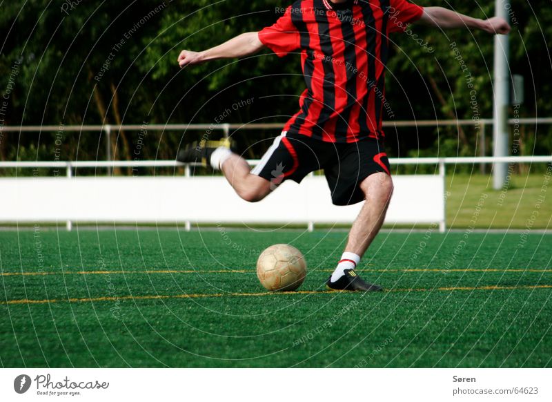 Kick it like.. Fußball rot-schwarz Schienbein Schuhe Elfmeter stoßen Torschuss Trikot Meister Kunstrasen Abschlag Freizeit & Hobby Ball Freude freistoß Schuss