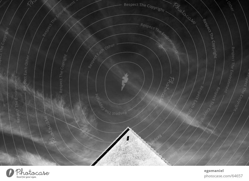 Gen Himmel Haus Dach Dachgiebel schwarz weiß grau Wolken Kondensstreifen Licht Spitze oben