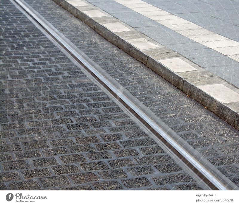 gleisstudie_03 Asphalt Beton Gleise Straßenbahn fahren Verkehr grau Bordsteinkante Eisenbahn Kopfsteinpflaster eighty-four Fahrbahnmarkierung