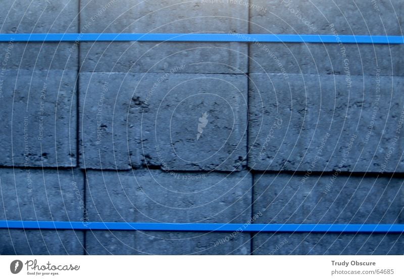 blue turning gray Rechteck aufeinander Stapel Material Straßenbau gebunden Verbundenheit Zusammensein Zusammenhalt gefangen Stein Linie blau packet geschnürt