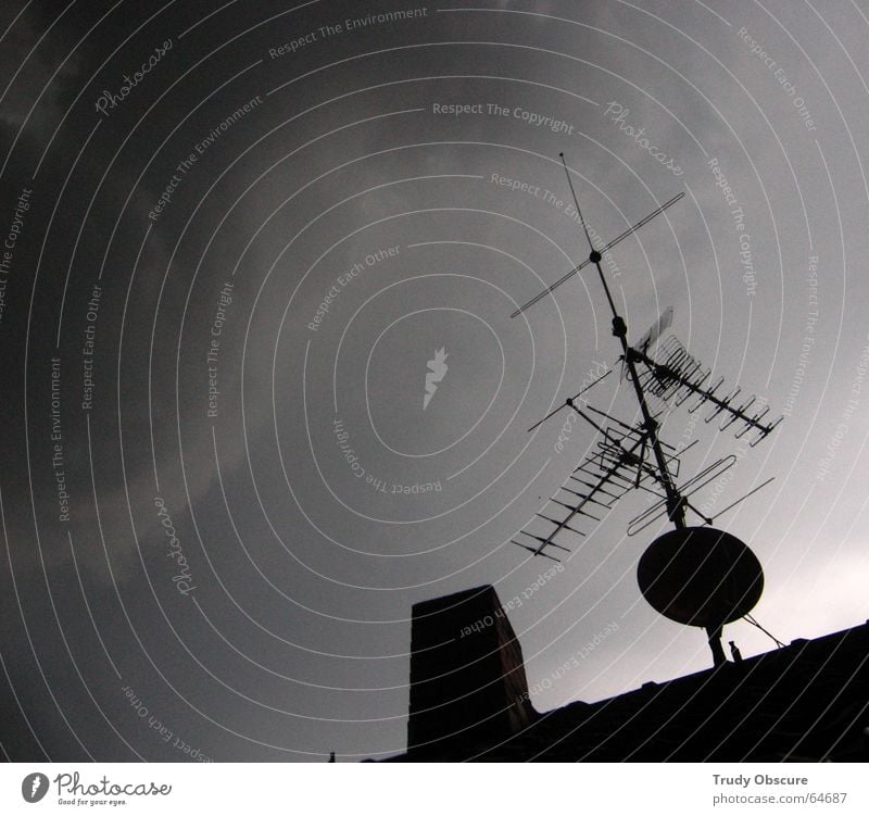 sky phenomenon Wolken Wetter Unwetter Gewitterwolken dunkel Verlauf Haus Dach Antenne Hausantenne Verdrängung Himmel Niederschlag fernsehantenne